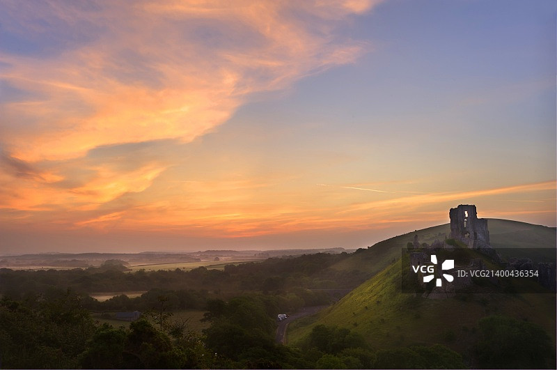 浪漫日出下的美丽梦幻童话城堡遗址图片素材