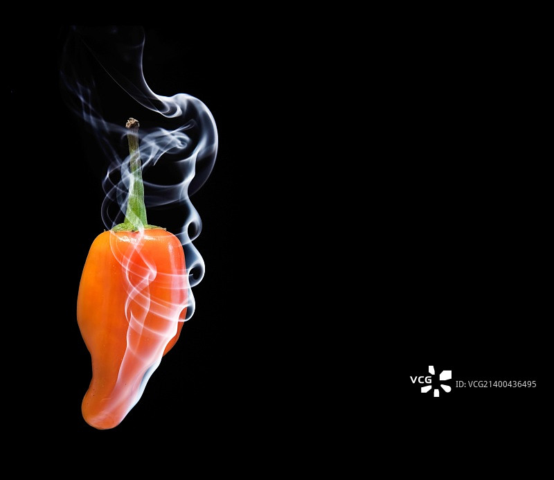 冒烟的橙色辣椒图片素材