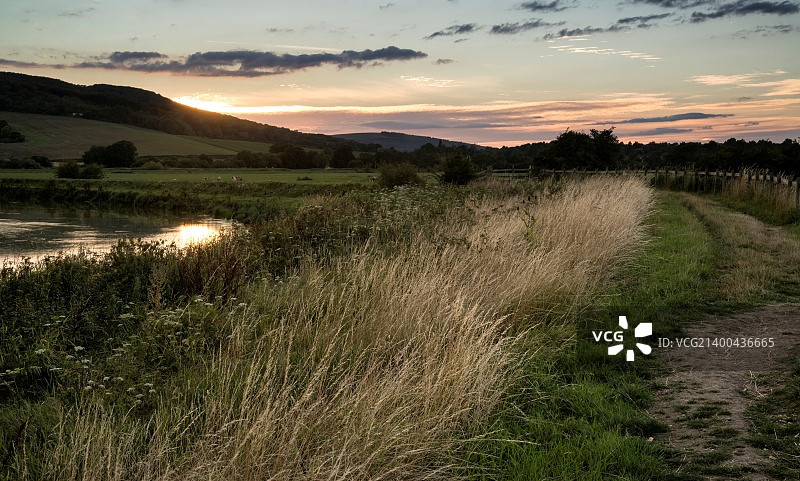 美丽的夏末乡村河流日落景观图片素材