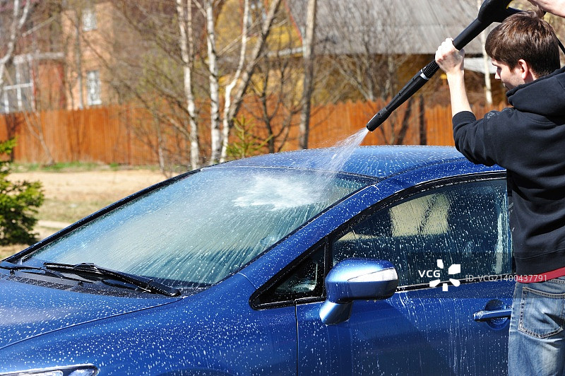 露天清洗蓝色汽车图片素材