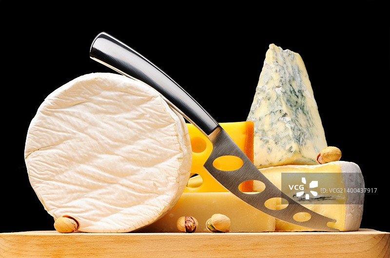 黑色背景上的各类奶酪图片素材