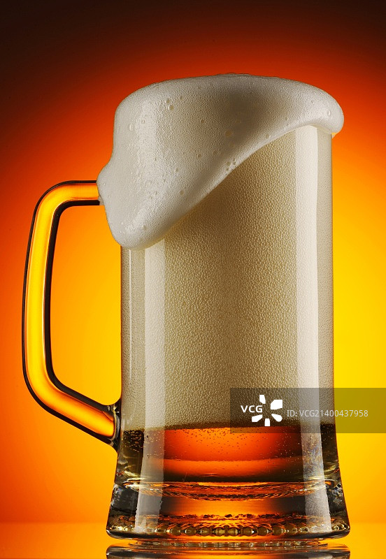 泡沫溢出的啤酒杯图片素材