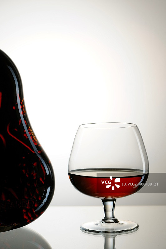 干邑酒瓶和玻璃杯静物图片素材