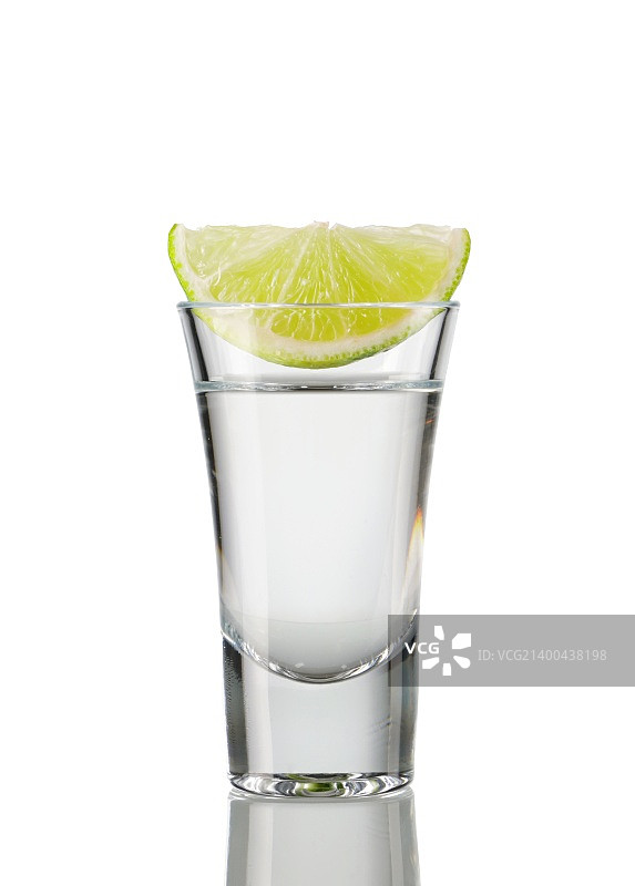 白色背景下的龙舌兰酒配酸橙图片素材