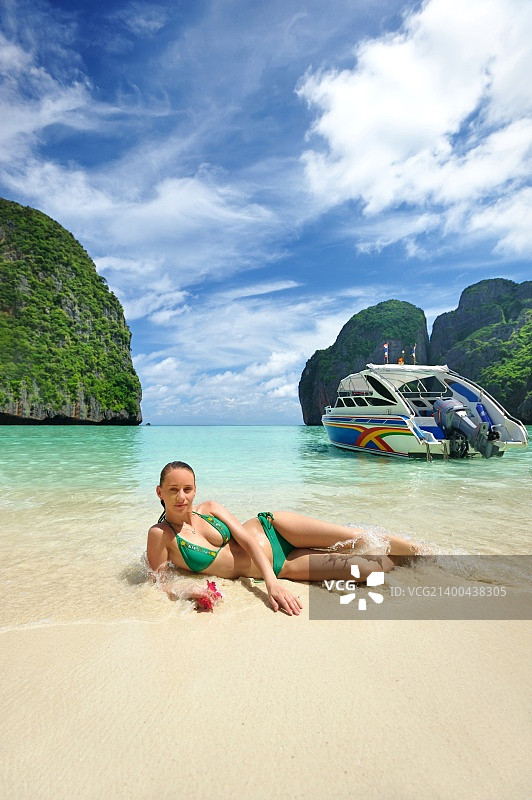 在皮皮岛莱岛美丽泻湖的女人，电影《海滩》的拍摄地图片素材