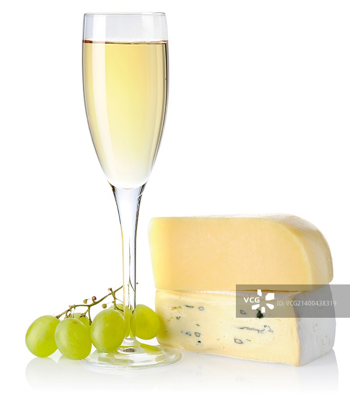 白色背景上的奶酪和白葡萄酒图片素材