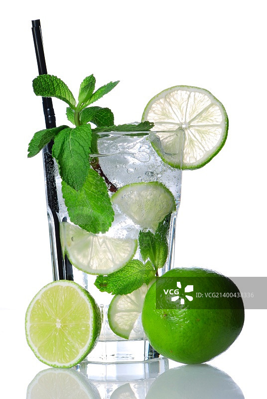 白色背景下的莫吉托鸡尾酒图片素材