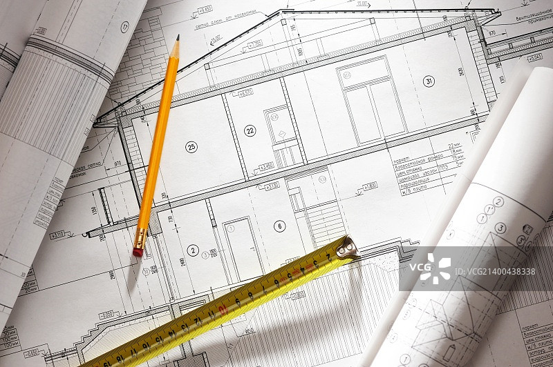 房屋设计蓝图上的铅笔和卷尺图片素材