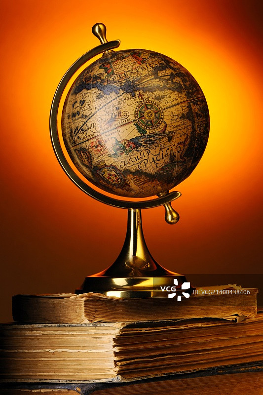旧书上的古董地球仪图片素材