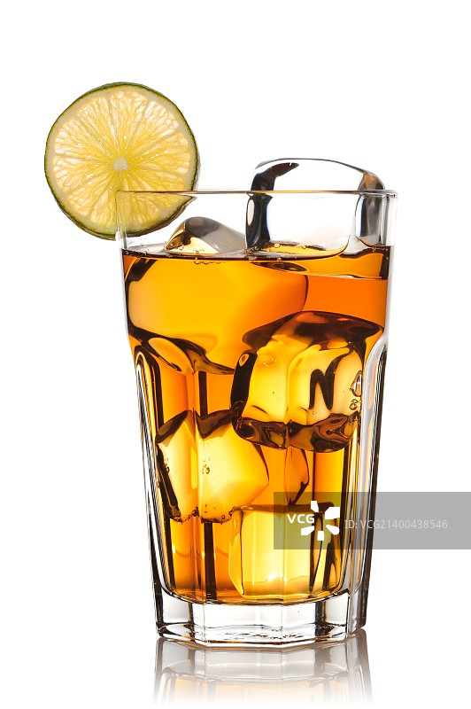 白色背景下的柠檬冰茶图片素材