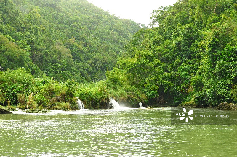 穿梭于热带雨林中的河流图片素材