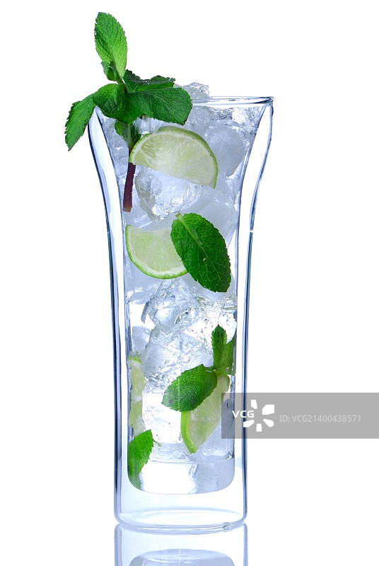 隔离在白色上的双层玻璃莫吉托鸡尾酒图片素材