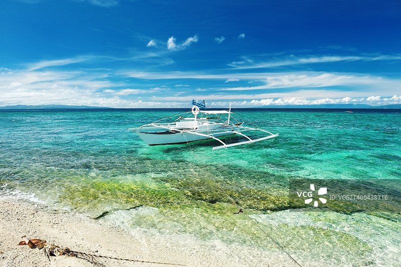 菲律宾巴里卡萨岛美丽海滩上的船只图片素材