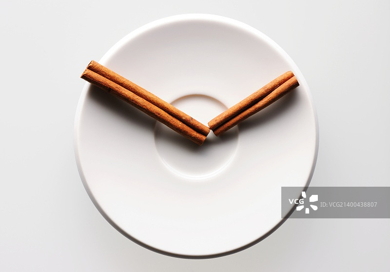 咖啡时间概念 - 肉桂色指针的茶托表盘图片素材