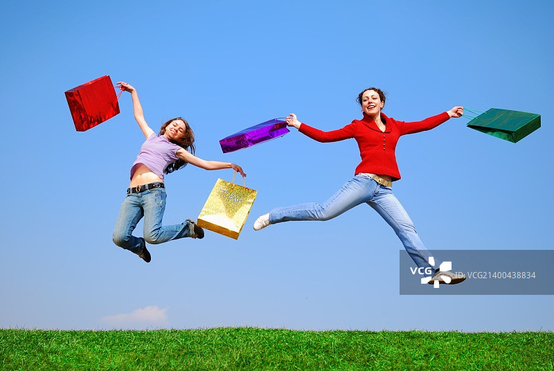 在蓝天下跳跃的女孩们图片素材