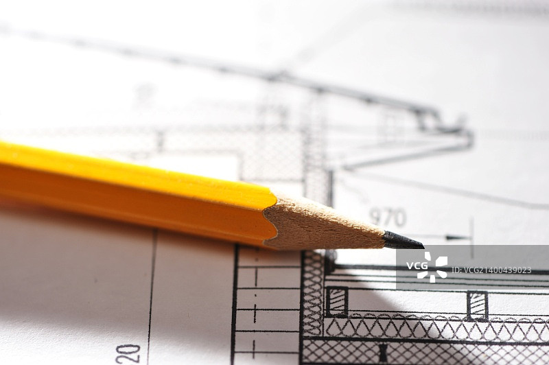 房屋设计蓝图上的铅笔图片素材