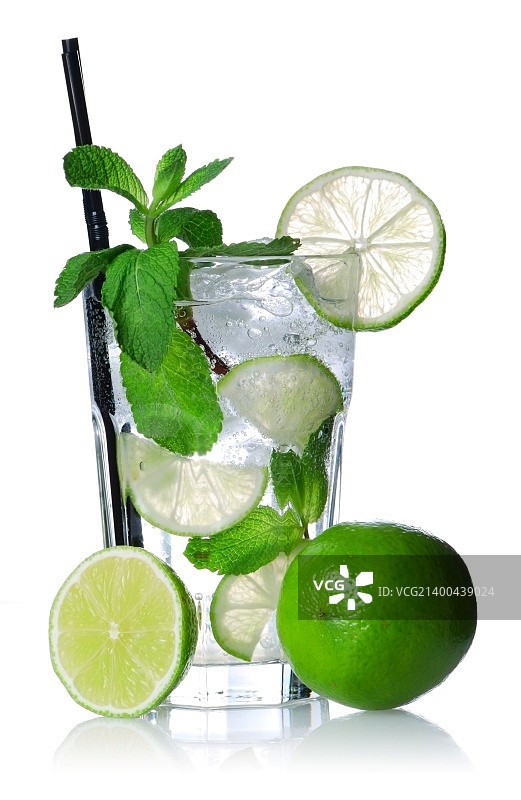 白色背景下隔离的莫吉托鸡尾酒图片素材