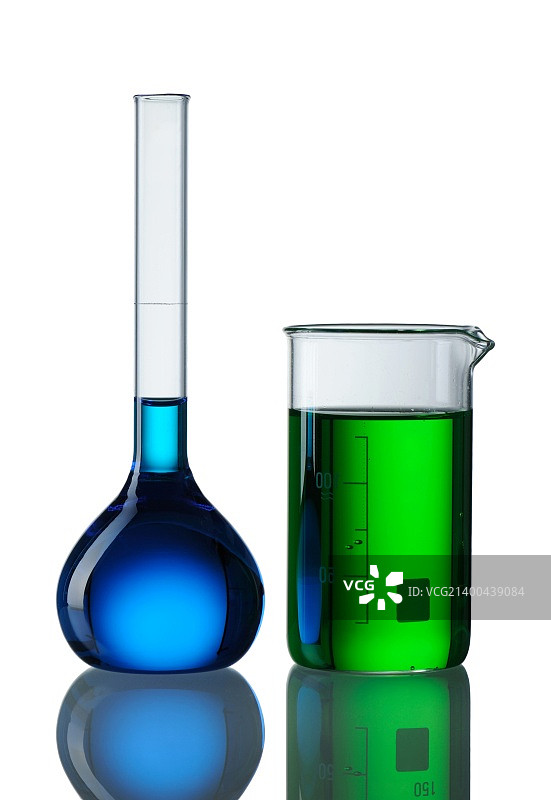 白色背景上分离的装有试剂的化学烧瓶图片素材