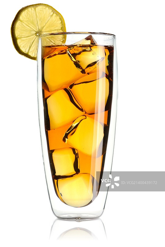 白色背景下的柠檬冰茶图片素材