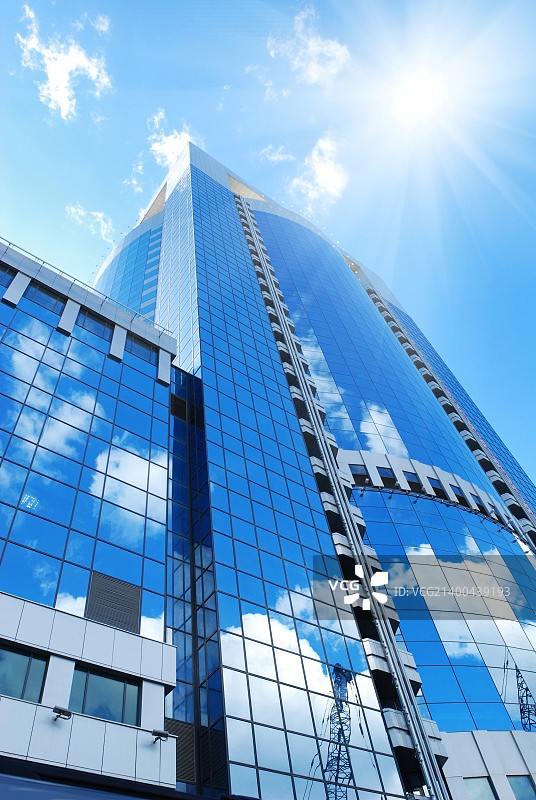 现代办公楼窗户上的天空倒影图片素材