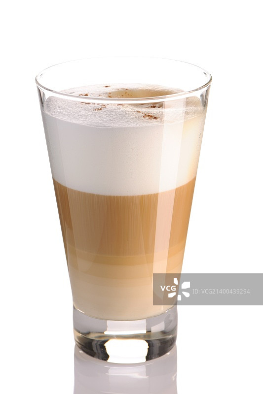 白色背景下的拿铁咖啡图片素材