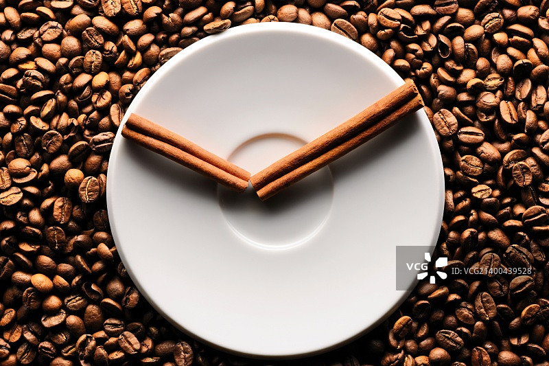 咖啡时间概念 - 肉桂色指针的茶托表盘图片素材