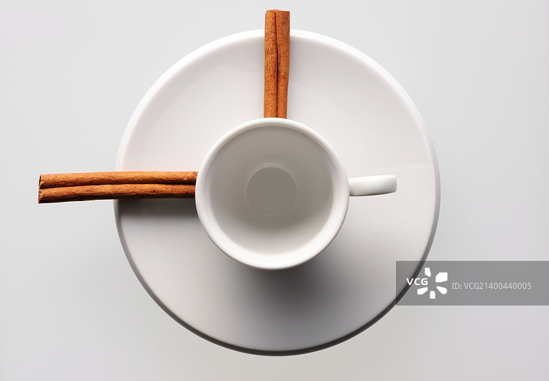 咖啡时间概念 - 肉桂色指针的茶托表盘图片素材