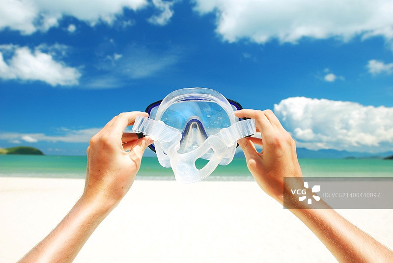 海滩天空下的浮潜设备图片素材