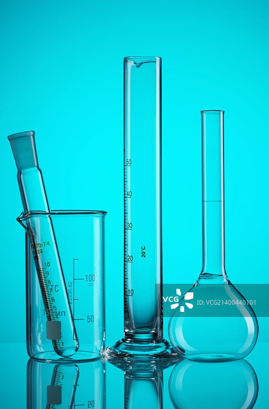 蓝色背景上的化学烧瓶图片素材
