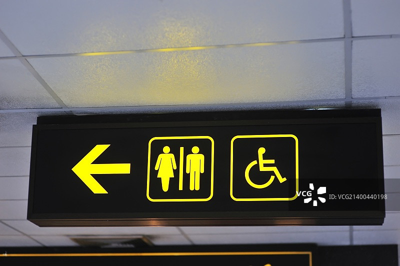 机场厕所标志，黄底黑字图片素材
