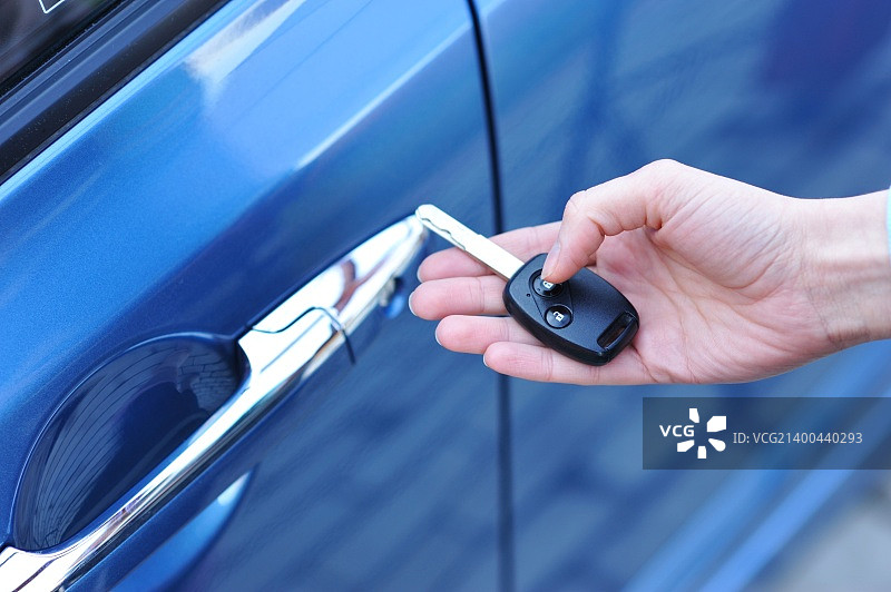 女人手中的汽车钥匙图片素材