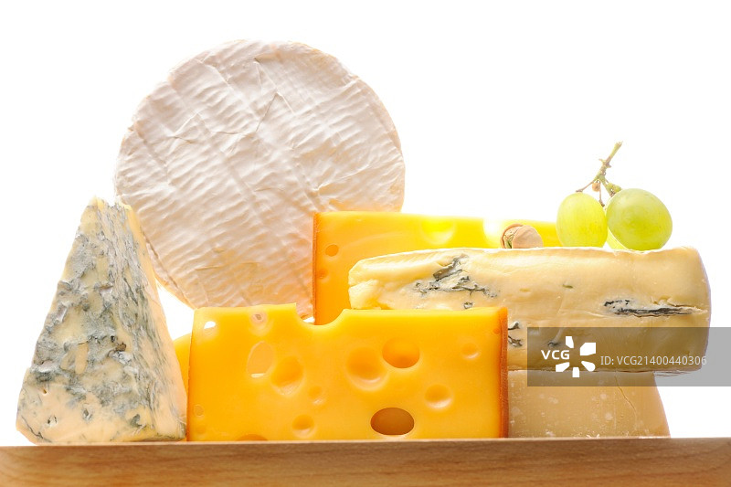 白色背景上分离的各类奶酪图片素材