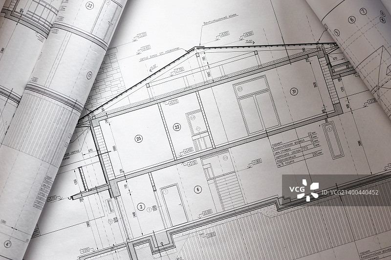 房屋设计蓝图在桌子上展开图片素材
