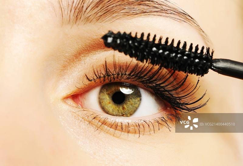 使用睫毛膏刷的细长睫毛的女人眼睛图片素材