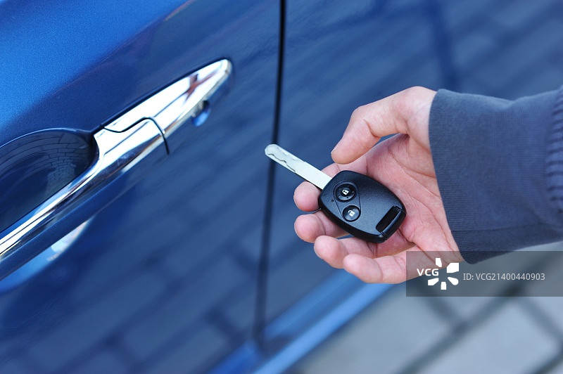 男人手中的汽车钥匙图片素材