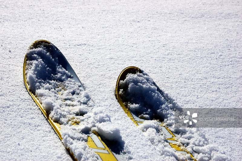 雪地里的一副黄色滑雪板图片素材