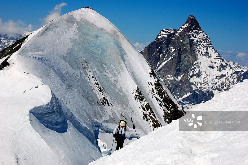 在马特洪峰背景下的一群滑雪者图片素材