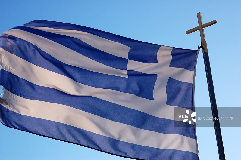 地中海蓝色天空下的希腊国旗图片素材