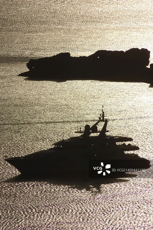 日出时分停靠在希腊海湾的豪华游艇图片素材