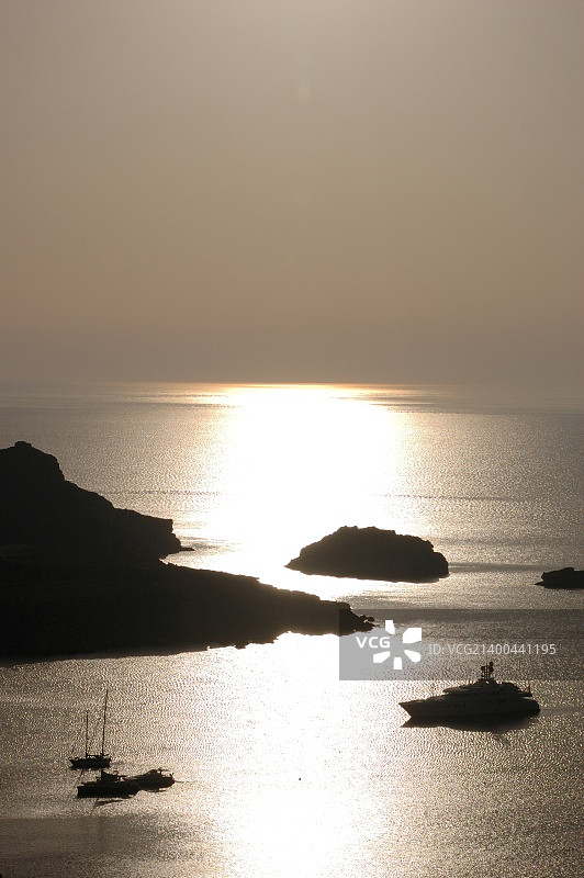 日出时停泊在海港的帆船图片素材