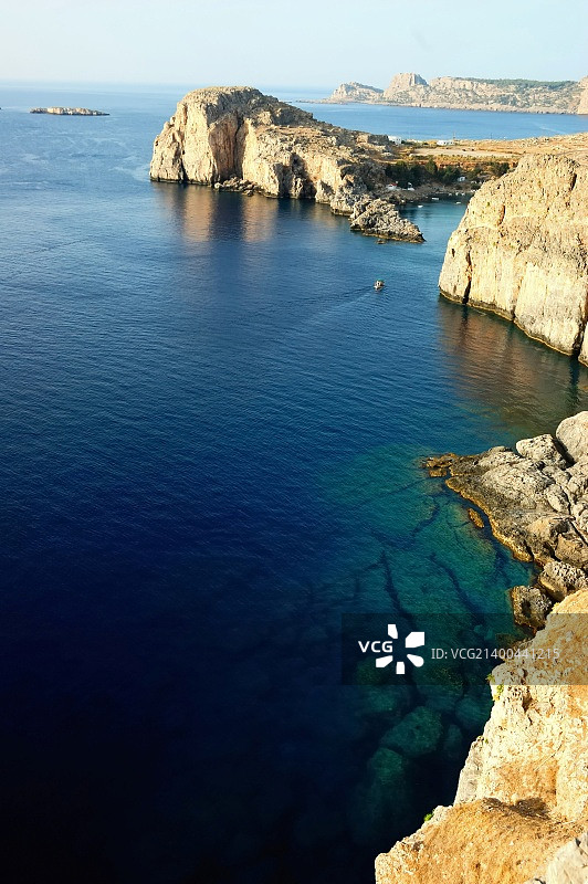 希腊罗德岛林多斯湾的岩石海岸线图片素材