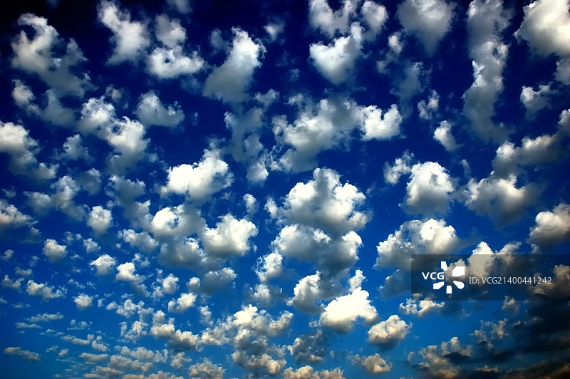 清晨：蓝天与蓬松的云朵图片素材