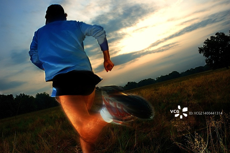 越野跑中跑者腿部的摇摄模糊效果图片素材