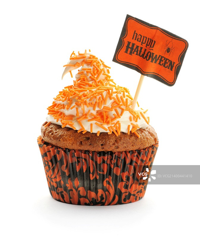 万圣节纸杯蛋糕，配奶油和装饰，白色背景图片素材