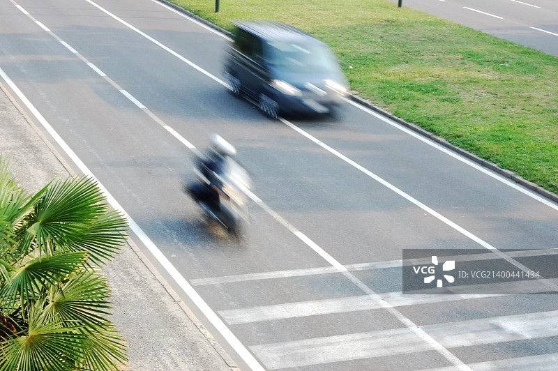 快速行驶的汽车和摩托车（模糊效果）图片素材