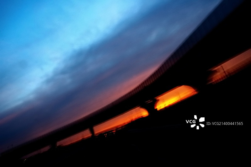 黎明时分在行驶的汽车上拍摄的公路，模糊效果图片素材