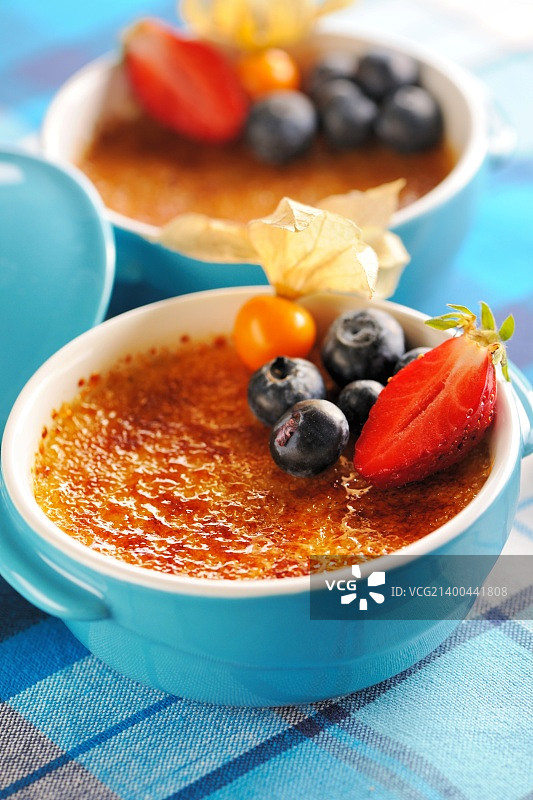 焦糖布丁配水果和浆果图片素材