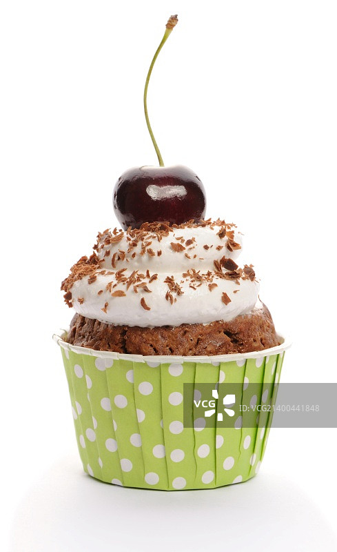 奶油樱桃纸杯蛋糕，白色背景图片素材