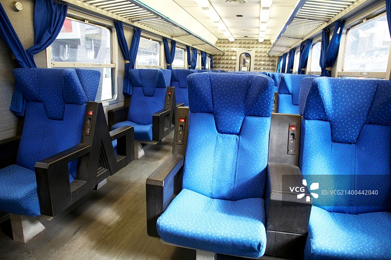 空荡荡的列车车厢内部座位图片素材