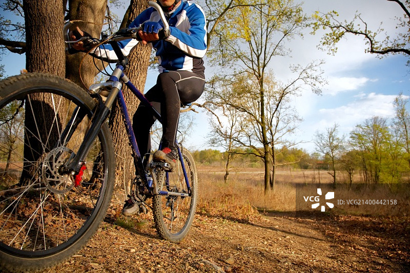 山地自行车手在小路上骑行图片素材